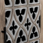 Armoire ancienne à quatre portes ajourées